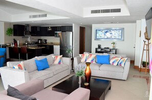 TV - Amazing oceanfront apartment in Grand Venetian Tower 2000 (Puerto Vallarta)