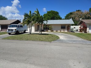Property grounds - Split 2 bdrm/2 full bath floorplan, All new appliances, yearly rental (Stuart)