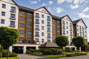 Front of property - Roomspace Apartments - Regents Court (Kingston Upon Thames)