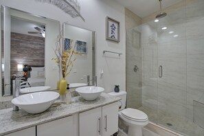 Shower, hair dryer, towels, soap - Perfect South Padre Island Getaway (South Padre Island)