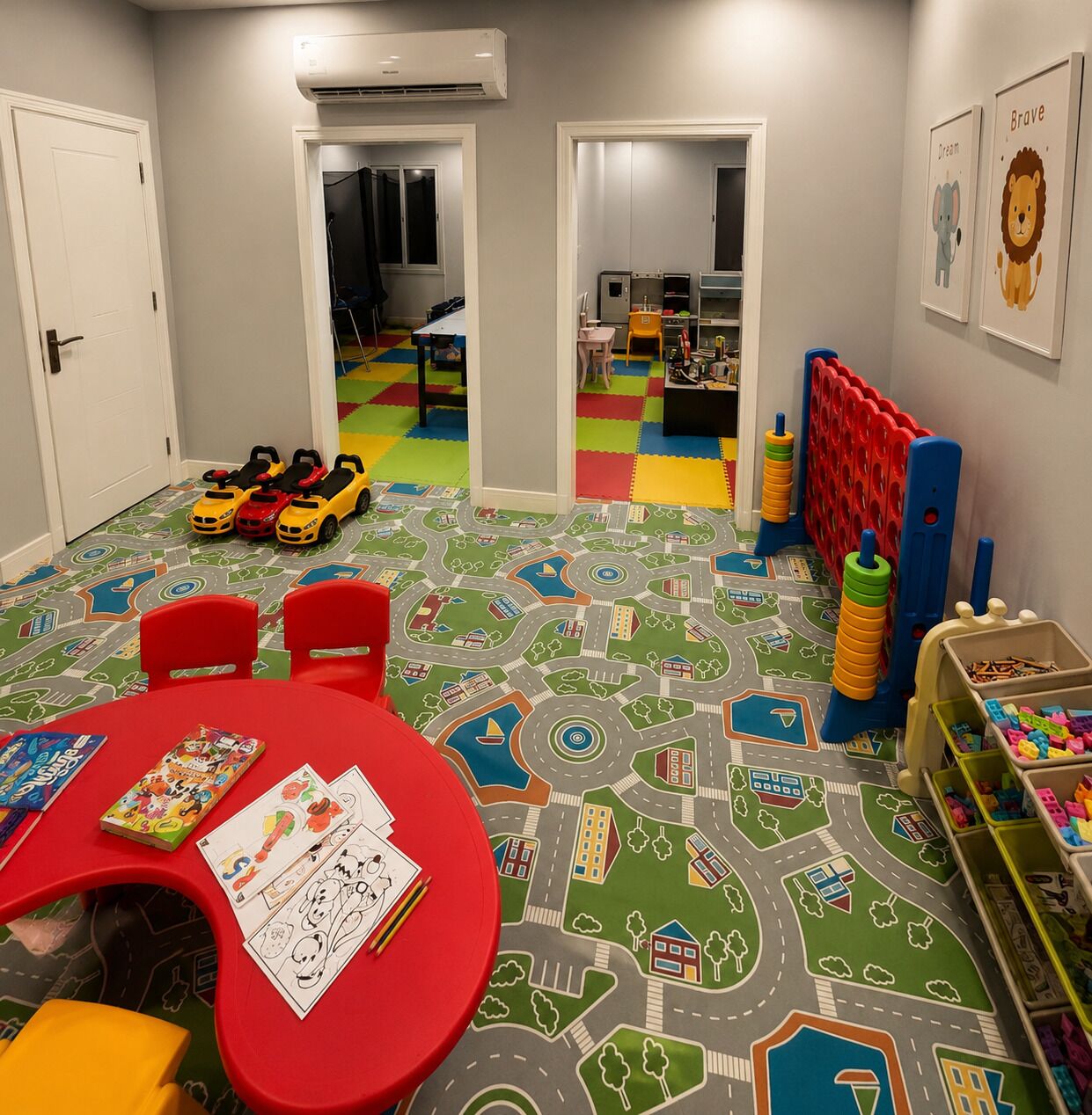 Ein Kinderspielzimmer mit bunter Spielmatte, Spielzeug und Lernmaterialien.