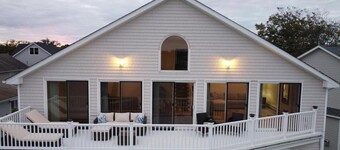 Spacious Beach House 2 blks to Ocean. Lake Views and Awesome Game Room!