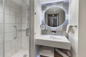 Shower, free toiletries, hair dryer, towels - Hampton by Hilton Dublin City Centre (Dublin)