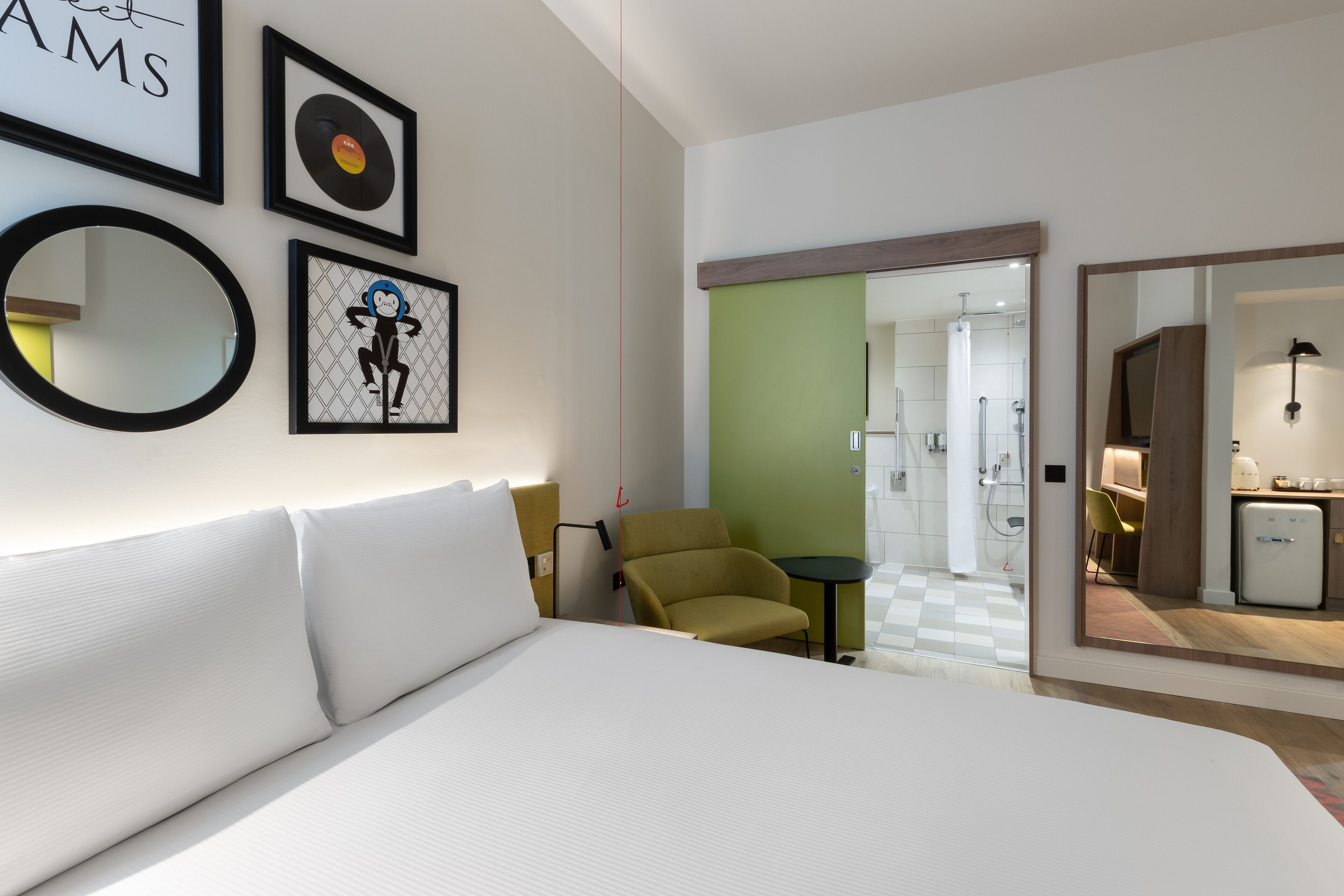 room, 1 queen bed, accessible | minibar, in-room safe, desk, laptop workspace