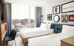 Minibar, caja de seguridad en la habitación y escritorio