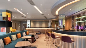 A modern bar area with seating and a counter. - Hampton by Hilton Dublin City Centre (Dublin)