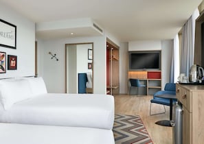 Phòng, 2 giường cỡ queen, quang cảnh thành phố | Minibar, két bảo mật tại phòng, bàn 