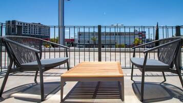 Habitación superior, 1 cama Queen size, balcón | Terraza o patio