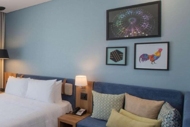 ميني بار وخزنة داخل الغرفة وبديكورات فريدة لكل غرفة وطراز فريد لكل وحدة