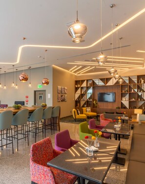 Dinner and brunch served, local and international cuisine - Hampton by Hilton Aguascalientes Downtown (Aguascalientes)