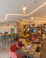 Σερβίρεται βραδινό και brunch, με τοπική και διεθνής κουζίνα