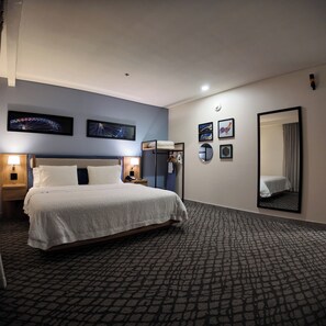 Business Room, 1 King Bed, Accessible | Minibar, in-room safe, individually decorated, individually furnished - Hampton by Hilton Aguascalientes Downtown (Aguascalientes)