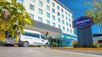 Vista frontal de la propiedad