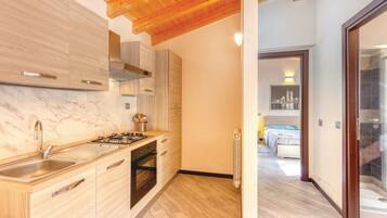 KĂŒhlschrank, Ofen, Herdplatte, Wasserkocher mit Kaffee-/Teezubehör