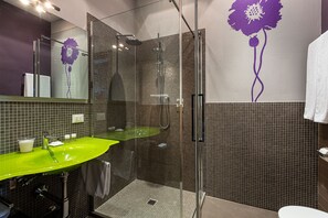 Douche, sĂšche-cheveux, bidet, serviettes fournies