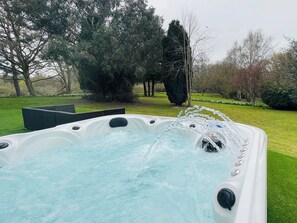 Outdoor spa tub - 4 bedroom accommodation in Maldon (Maldon)