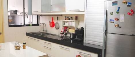 Een koelkast, een microgolfoven, een broodrooster