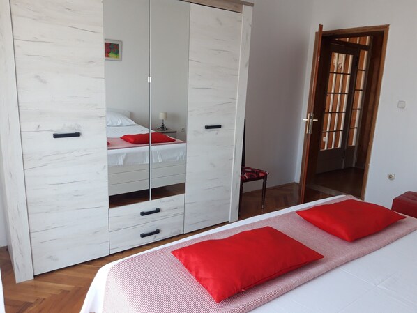 Apartment, Mehrere Betten | 3 Schlafzimmer, Bügeleisen/Bügelbrett, kostenloses WLAN, Bettwäsche