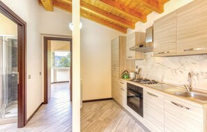 Kühlschrank, Ofen, Herdplatte, Wasserkocher mit Kaffee-/Teezubehör