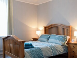 3 bedrooms, free WiFi, bed sheets - 3 bedroom accommodation in Amble, Morpeth (Amble, Morpeth)