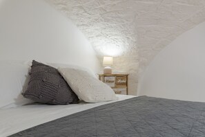 1 chambre, fer et planche à repasser, draps fournis