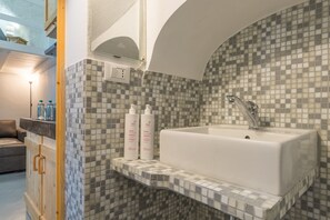 Douche, sèche-cheveux, serviettes fournies