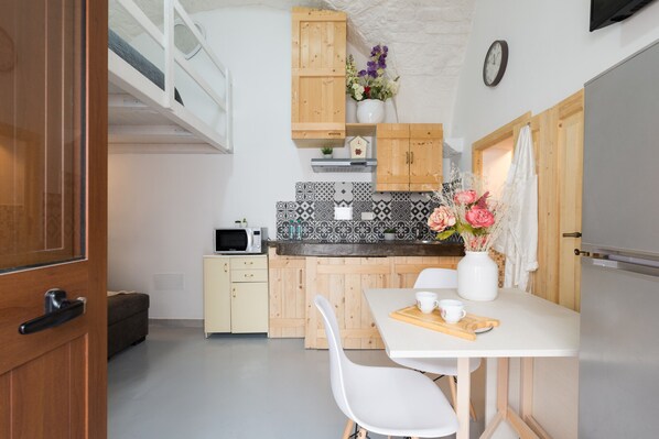 Kühlschrank, Mikrowelle, Kochgeschirr/Geschirr/Besteck, Esstisch