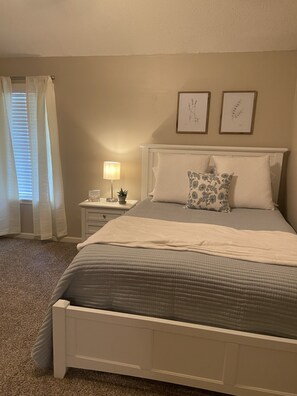 2 bedrooms, desk, WiFi, bed sheets