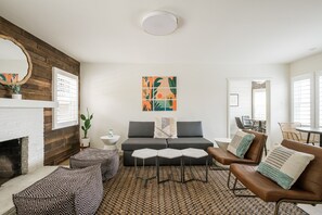 Hus | Oppholdsområde | En 32-tommers smart-TV med kabel-kanaler samt TV