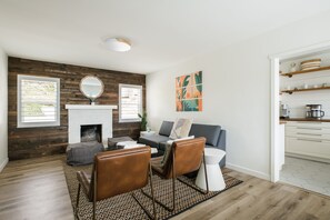 Hus | Oppholdsområde | En 32-tommers smart-TV med kabel-kanaler samt TV