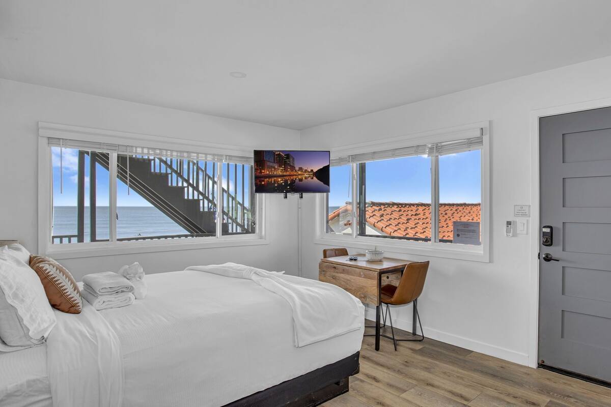 Oceanview Corner King Studio 206 | Egyptian cotton sheets, premium bedding, down comforters