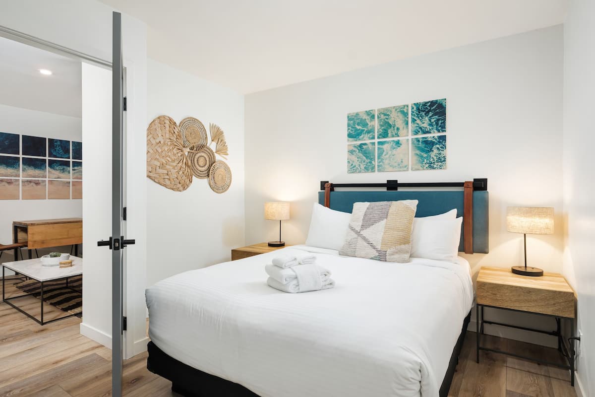 Queen Jr Suite 201 | 1 bedroom, Egyptian cotton sheets, premium bedding, down comforters