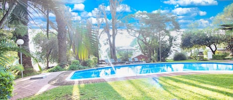 Piscina a l'aire lliure (horari: 07:00-18:30) i gandules
