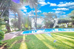 Piscina externa, funciona das 7h às 18h30, espreguiçadeiras