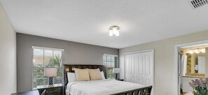 Ein Schlafzimmer mit Bett, Nachttischen, Schreibtisch und Kommode.