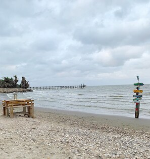 Chaises longues, serviettes de plage
