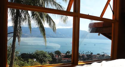 CantaGalo Ilhabela rustic and cozy from where you can see the sea and the hills of the island.