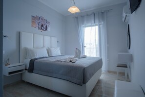 Escritorio y espacio para trabajar con laptop