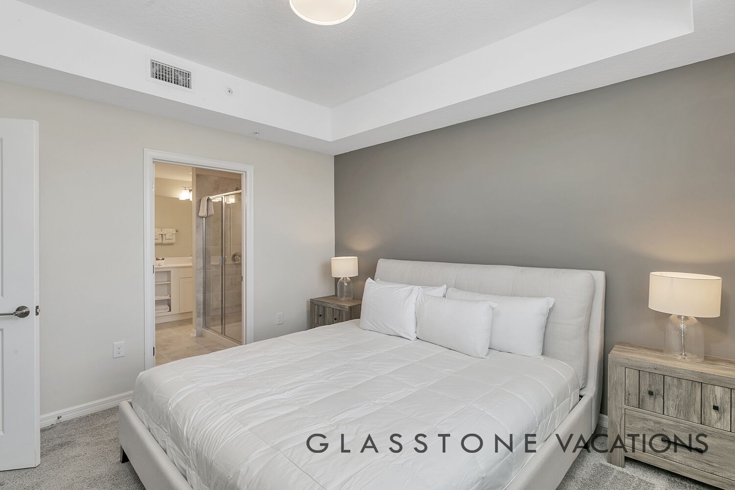 2 camere, una scrivania, ferro/asse da stiro, culla da viaggio