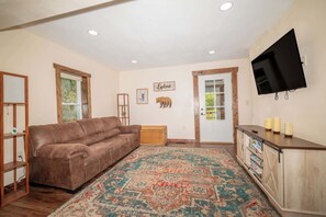 TV, table football, books, offices - Freedom House at Wisconsin Dells! (Wisconsin Dells)