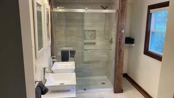 Banheira, secador de cabelo, toalhas de banho