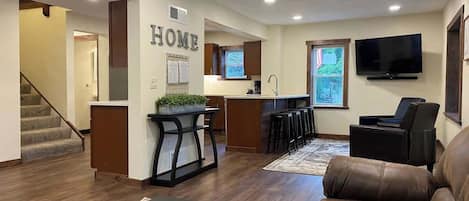 Téléviseur, table de baby-foot, livres, bureau