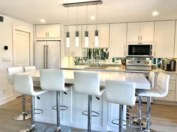 Een koelkast, een magnetron, een oven, een kookplaat