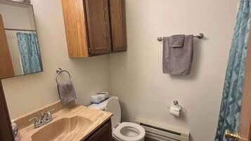 Bathtub, towels