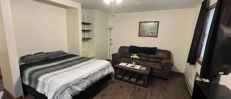 Tabla de planchar con plancha, wifi y ropa de cama