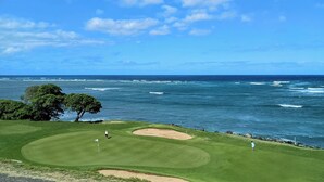 Un parcours de golf avec vue sur l’océan.