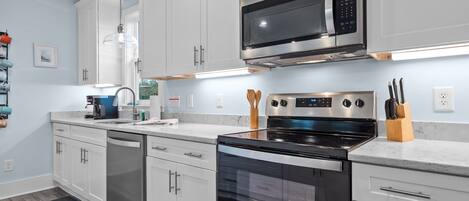 Frigorífico, microondas, horno y placa de cocina