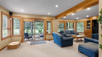 Una Smart TV, una chimenea