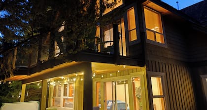 Marmot's Meadow Chalet: Tranquil 14th Fairway - Private Hot Tub