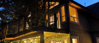 Marmot's Meadow Chalet: Tranquil 14th Fairway - Private Hot Tub